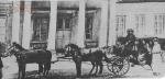 Чотири пари коней з бричкою перед парадним входом до палацу в Чорній