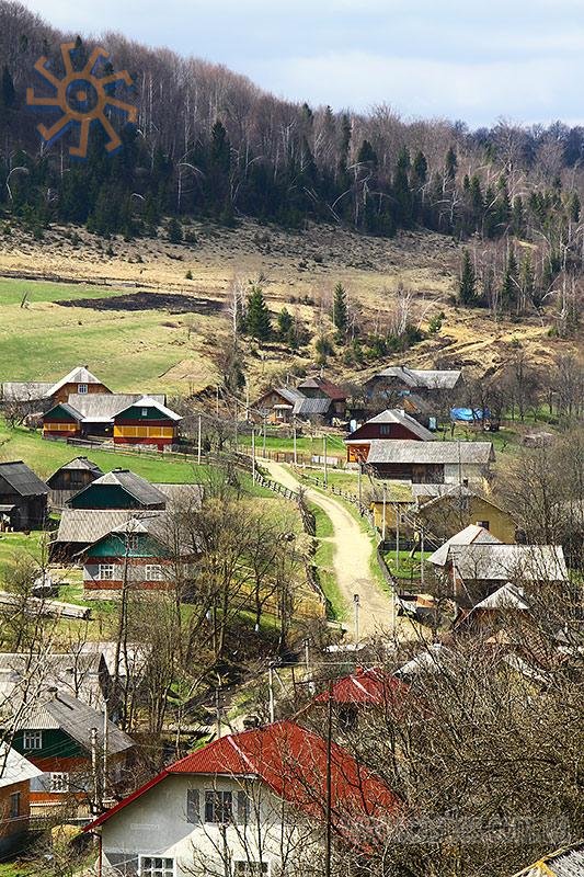 Бубнище - невелике село серед гір. 19 квітня 2011 р.