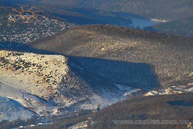 Так Кармалюкова гора і її сусідки-товтри виглядають взимку. Знімок з повітряної кулі. 5 грудня 2010 р.