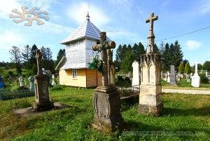 Неоготичні надгробки Фльондорів і дзвіниця в Старій Жадові