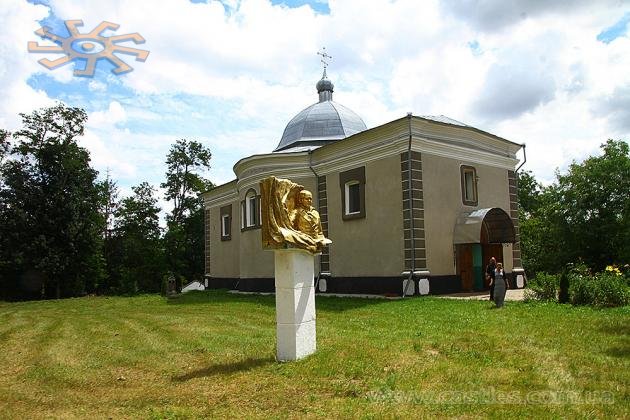 Церква у Кукавці та пам'ятник художнику Василю Тропініну. 16 липня 2017 р.