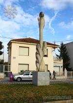 В кожному містечку Іспанії є якась подібна до цієї скульптурна фіга...