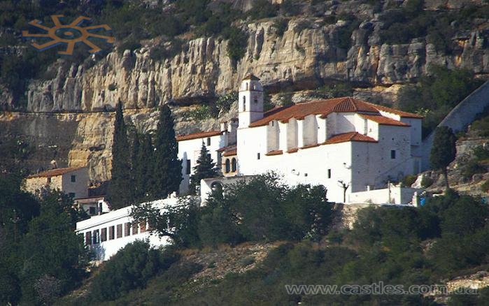 Скельний монастир Ермітаж поблизу Ульдекони, Каталонія, Іспанія