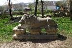 Лев в парку маєтку Римських-Корсакових у Голоскові (Поділля)