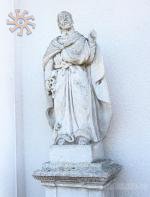 Кам'яний апостол Петро біля костелу у Косові