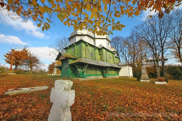 В жовтні тут неймовірно гарно. Жуків, церква Івана Богослова (1803)