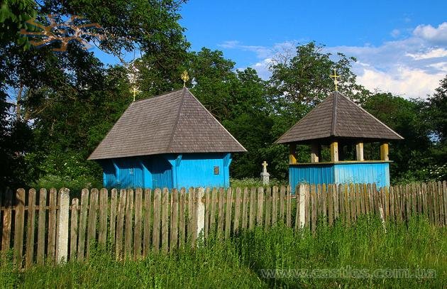 Здається, сама приємна дерев'яна церква Буковини - у бесарабській Білоусівці неподалік від Новодністровська.