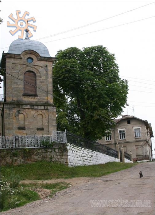 Дзвіниця Троїцької церкви і будівля виразно-австрійських часів у центрі Чунькова.