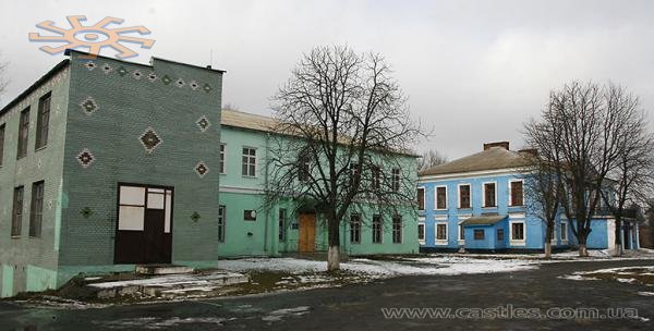 Впізнати в цих двох спорудах витончений палац з акварелі дуже важко.