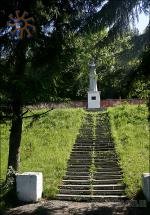 Радянський пам'ятник неподалік Святодухівської церкви.