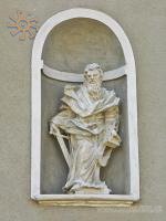 Апостол Павло на фасаді костелу