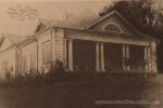 Бічний фасад панського будинку у Чесниках. Фото близько 1918 р.