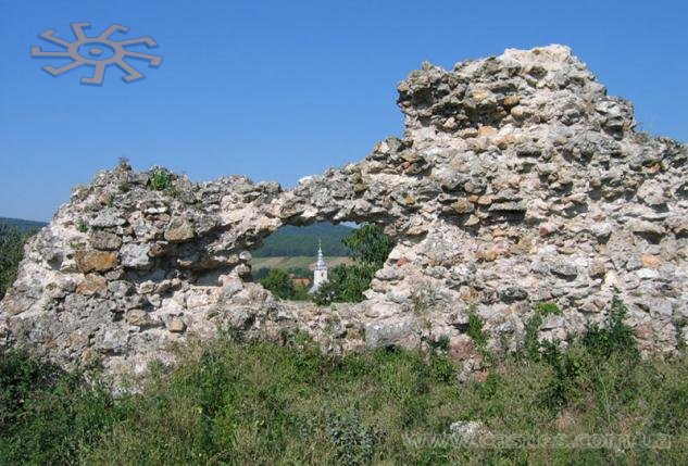 Kovászó / Kvaszove / Kvasove. 13. századi várának romja a Borzsa partján egy dombon áll.