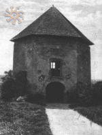 Довоєнне фото збереженої башти замку. Висічка