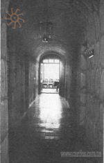 Маловиразне, але старе фото палацового коридору.