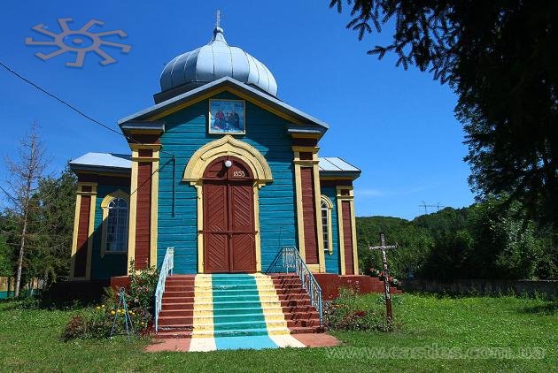 Дерев'яна Троїцька церква в Карачківцях зведена у 1853 р. з матеріалу розібраного храму-попередника.