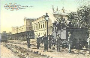 А в 1907 році бачимо вже знайоме приміщення вокзалу.