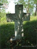Один з старих хрестів на цвинтарі