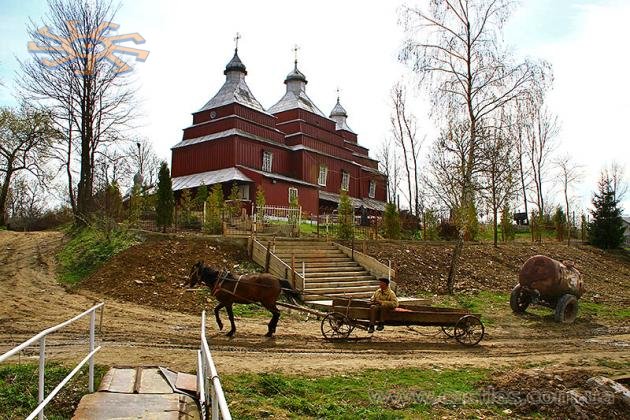 У Вовчому є аж дві дерев'яні церкви.