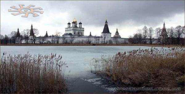 Майже зимова панорама монастиря з боку ставу.