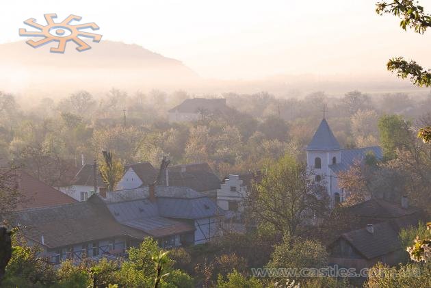 Мужієве і курган у ранковій димці. 13 квітня 2026 р.