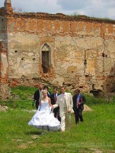 Місцеві наречені приїжджають у замок в Меджибожі на фотосесії.