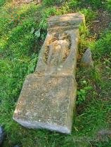 Одна з могил на покинутому цвинтарі
