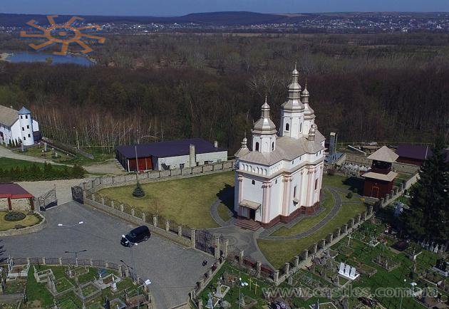 Монастир "Гореча" з бароковою церквою, вигляд з висоти польоту нашого квадрокоптера. 7 квітня 2018 р.