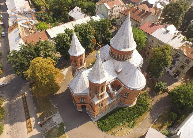 Небанальний (поки що) погляд на вірменську церкву у Чернівцях. 15 сернпя 2015 р., фото з квадрокоптеру.