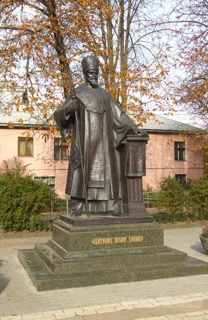Біля входу до храму в 2004 р. було встановлено пам’ятник кардиналу Йосипу Сліпому.
