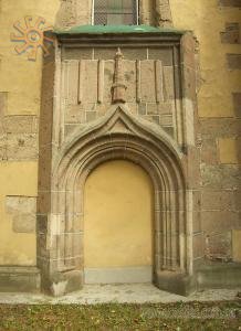 Готичний портал костелу в Виноградові