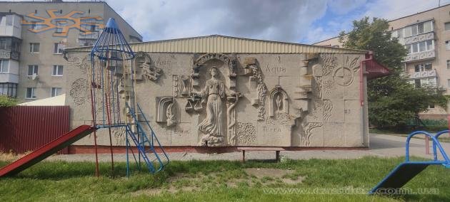 Барельєф із зображенням Гігіеї та чотирьох стихій на стіні аптеки, скульптор О. Янішевський (Нігинське шосе, 32)