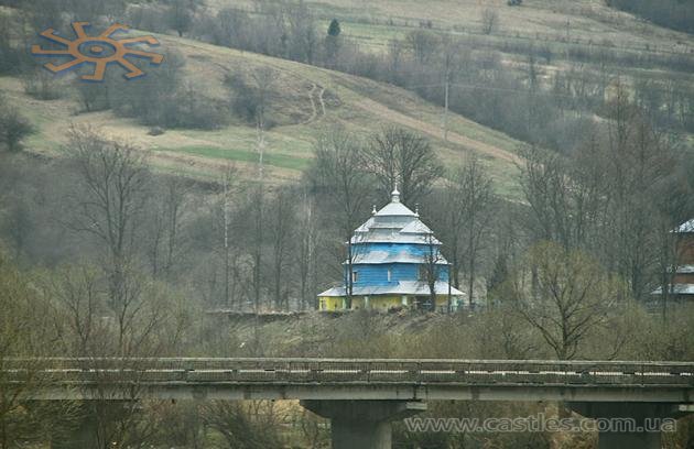 Параскевська церква (1810) в Ясінці Масьовій (кут Ясениці), здається, слугує маяком.