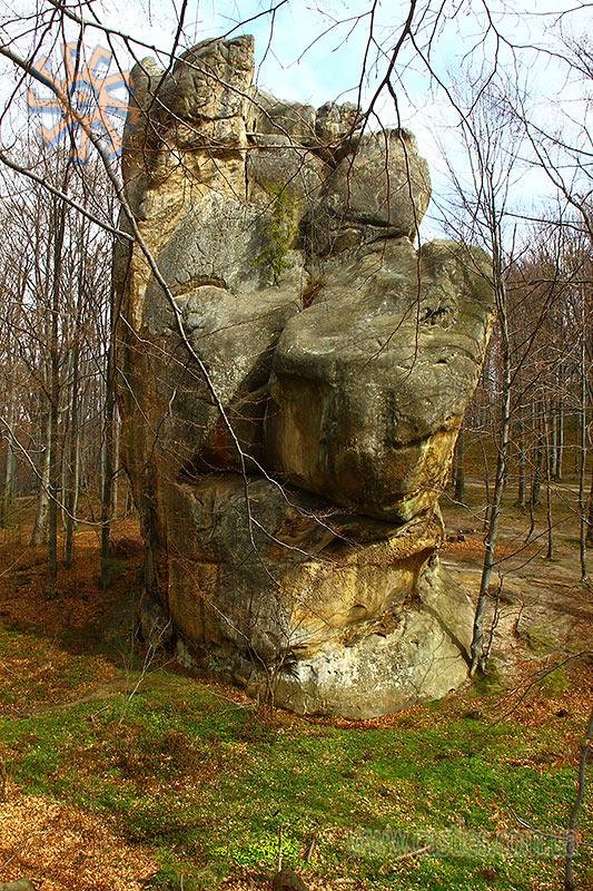 Скелі Довбуша в лісі біля села Бубнище в Долинському районі