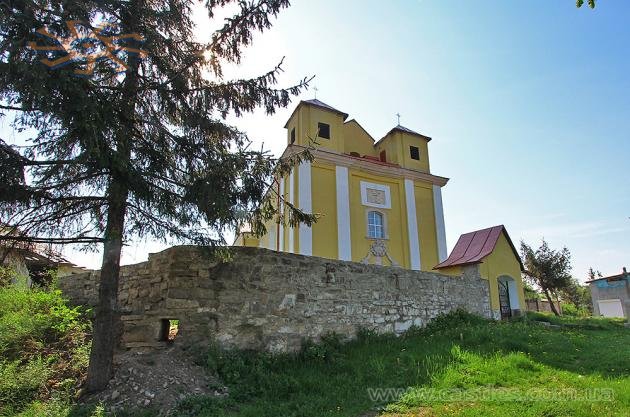 Вірменський костел у Жванці шукати не треба - стоїть при трасі, царює над селом.