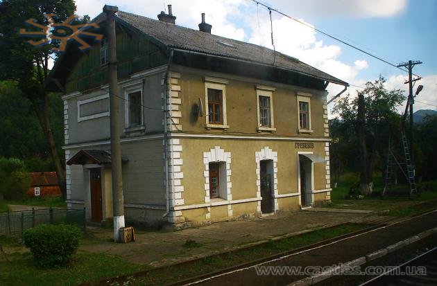 Загалом залізничники забороняють фотографувати вокзали - але такі закинуті, як на станції Гребенів, напевно, вже можна. Фото 2011 р.