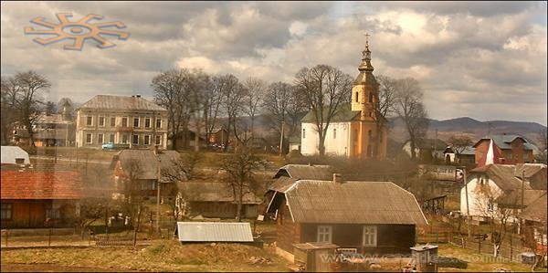 Панорама селища з вікна потягу. Верхнє Синьовидне