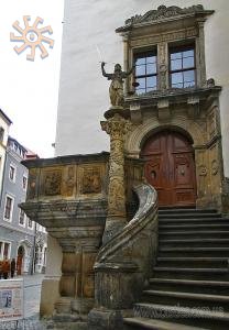 Деякі речі не змінюються. Стара ратуша Герліца (1488) і герб Корвіна
