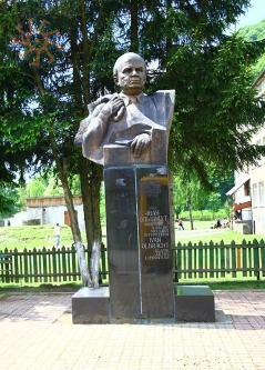 Колочава. Пам'ятник Івану Ольбрахту біля школи