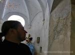 Молодий священик з Ясенівки показує тріщини на стінах