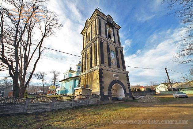 Могутня дзвіниця церкви Різдва Богородиці у Байраках (Могошештях).