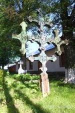 Цікавий дерев'яний хрест біля церкви. Волока