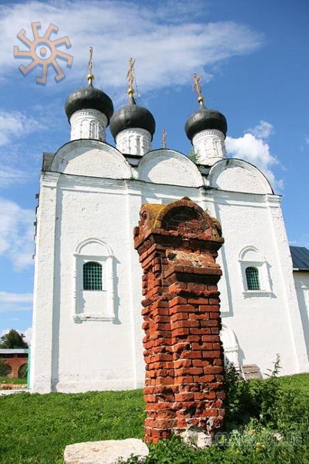 Нікольський собор (1681) на території Кремля.