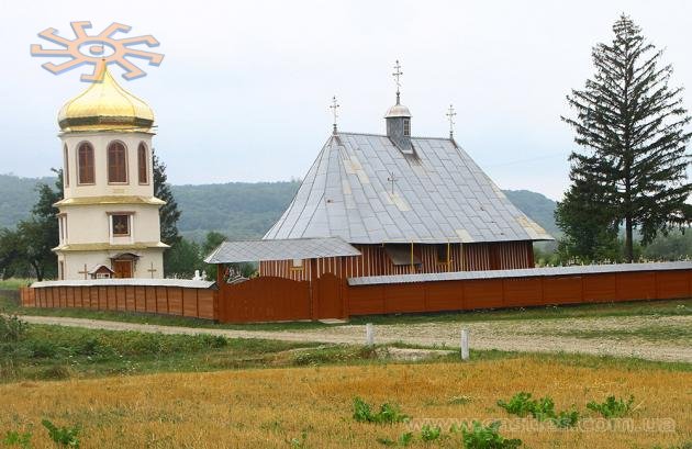 Скромна хатня церква з мурованою дзвіницею у Петричанці. Petriceanca