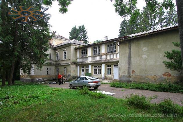 Карапчівському палацу дуже зле, але він все ще стоїть. 31 липня 2012 р.