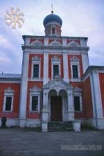 Успенська церква - вдала стилізація наришкінського бароко.