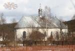 Нараїв. Церква  Воздвиження Чесного Хреста (1830) з фіґурою поруч.