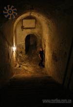 Анатолій Лещишин демонструє підземелля Тернопільського замку