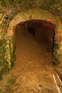 Печера-грот поблизу монастиря в Лаврові