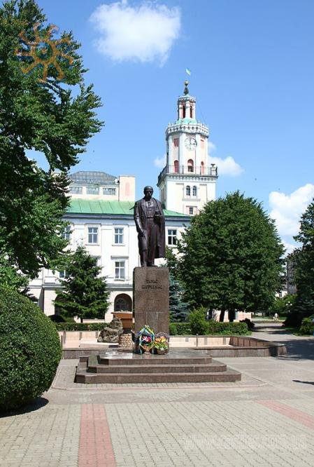 Тарас Шевченко перед самбірською ратушею, 2 липня 2010 р.